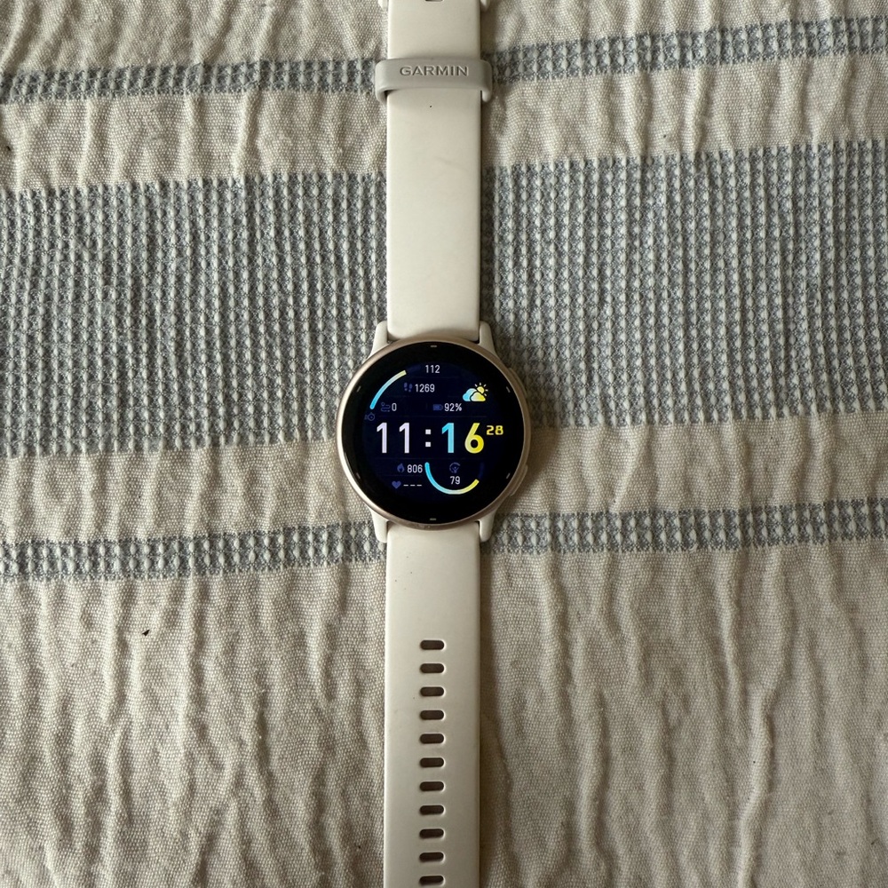 Garmin Cream Smartwatch Vivoactive 5 five with Sleek Design and Digital Display